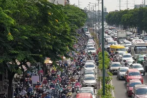 Hàng ngàn phương tiện ùn ứ kéo dài trên đại lộ Phạm Văn Đồng hướng về sân bay Tân Sơn Nhất