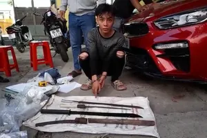 Đối tượng Huy cùng hung khí. Ảnh: T.D