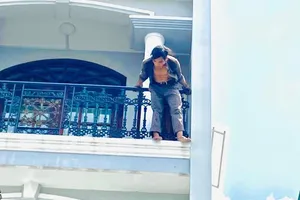 Giải cứu thanh niên nghi ngáo đá cầm tua vít “cố thủ” ở căn nhà cao tầng quận 10