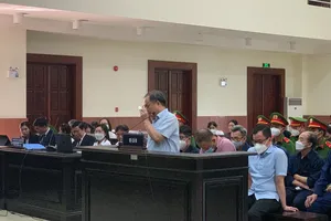 Bị cáo Tất Thành Cang bật khóc khi nói lời sau cùng. Ảnh: CHÍ THẠCH 