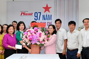 Trưởng Ban Nội Chính Thành ủy TPHCM thăm, chúc mừng Báo Quân đội Nhân dân tại TPHCM. Ảnh: CHÍ THẠCH 