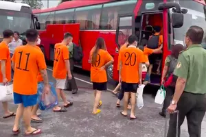 Công an TPHCM trục xuất 21 người nước ngoài nhập cảnh trái phép. Ảnh: TD