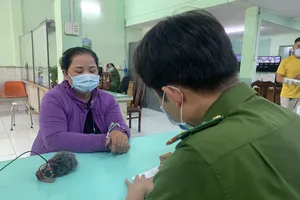 Công an lấy lời khai với "nữ quái" Mai Thy.  Ảnh: CHÍ THẠCH 