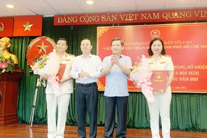 Đồng chì Lê Minh Trí, Ủy viên Trung ương Đảng, Viện trưởng Viện KSND Tối cao và đồng chí Nguyễn Văn Hiếu, Ủy viên Dự khuyết Trung ương Đảng, Phó Bí thư Thành ủy TPHCM trao quyết định điều động, bổ nhiệm 2 Phó Viện trưởng VKSND TPHCM. Ảnh: CHÍ THẠCH 