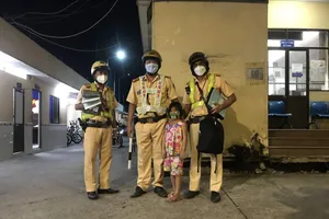 CSGT TPHCM giúp bé gái 5 tuổi đi lạc tìm thấy cha mẹ ở huyện Bình Chánh