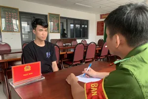 "Siêu trộm" Lê Đức Hoàng tại cơ quan công an. Ảnh: CHÍ THẠCH