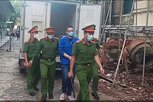 Bị cáo Nhâm Hoàng Khang được đưa tới tòa