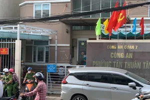 Chiếc xe ô tô chở thi thể chị N. đậu  trước Công an phường Tân Thuận Tây. Ảnh: CHÍ THẠCH 