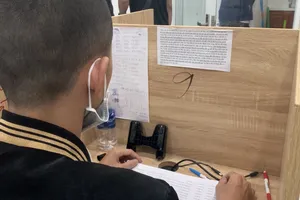 Nhân viên với kịch bản được chuẩn bị sẵn khi gọi cho khách. Ảnh: CHÍ THẠCH 