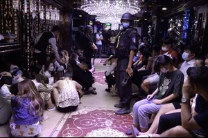 Bắt quả tang quản lý, nhân viên quán karaoke Hollywood bán ma túy