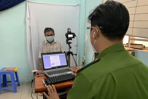 Người dân làm CCCD gắn chip. Ảnh: CHÍ THẠCH