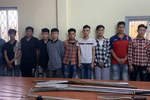 Nhóm đối tượng tại cơ quan công an. Ảnh: CHÍ THẠCH 