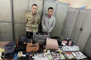 Hai đối tượng tại trụ sở Phòng Cảnh sát Hình sự Công an TPHCM. Ảnh: C.T