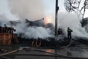 Lực lượng chức năng chữa cháy ở hiện trường 