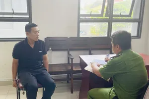 Công an lấy lời khai Thành. Ảnh: CHÍ THẠCH 