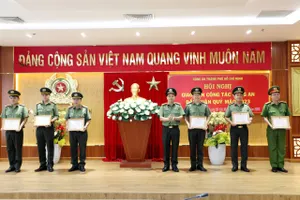 Ban Giám đốc Công an TPHCM trao thưởng cho các đơn vị có thành tích xuất sắc