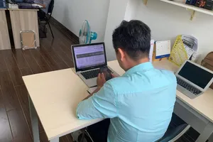 Một nạn nhân bị lừa đảo tiếp xúc với phóng viên báo SGGP vào tháng 3-2022. Ảnh: CHÍ THẠCH 