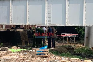 Công an khám nghiệm hiện trường. Ảnh: HOÀNG HIẾU 