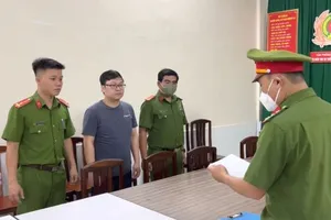 Công an thi hành quyết định với Nguyễn Tuấn Anh, Phó Trưởng Phòng Tàu sông, Cục Đăng kiểm Việt Nam