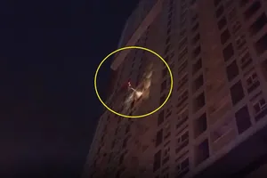 Lực lượng PCCC TPHCM dùng xe thang tiếp cận tầng 10 của chung cư để chữa cháy giải cứu 19 người, hướng dẫn 150 người thoát khỏi đám cháy.