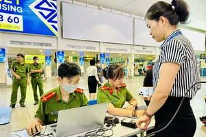 Công an lắp đặt 2 hệ thống tại nhà ga đi trong nước để hướng dẫn cấp, kích hoạt và sử dụng tài khoản định danh điện tử mức độ 2. Ảnh: CHÍ THẠCH