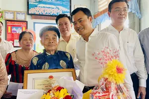 Phó Chủ tịch UBND TPHCM Bùi Xuân Cường thăm, chúc thọ người cao tuổi