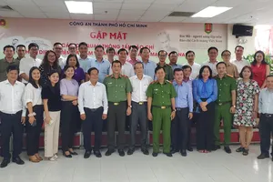 Lãnh đạo Công an TPHCM chụp ảnh lưu niệm với các cơ quan báo chí. Ảnh: CHÍ THẠCH