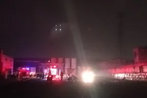 Lực lượng chức năng chữa cháy ở hiện trường 