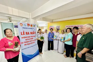 Ra mắt Không gian văn hóa Hồ Chí Minh tại Thánh Thất Cao Đài Họ Đạo Chợ Lớn. Ảnh: CHÍ THẠCH 