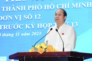 ĐB Nguyễn Hồ Hải trao đổi với cử tri quận 11. Ảnh: VIỆT DŨNG 