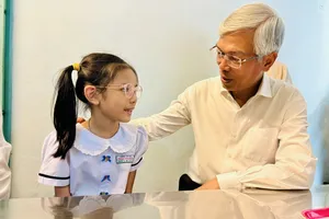 Lãnh đạo TPHCM thăm, tặng quà tết người khó khăn, trẻ mồ côi do dịch Covid-19 