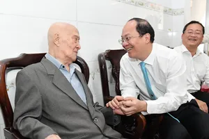 Phó Bí thư Thường trực Thành ủy TPHCM Nguyễn Hồ Hải đã ân cần thăm hỏi, động viên đồng chí Nguyễn Văn Định. Ảnh: VIỆT DŨNG