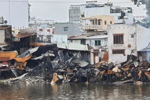 Nhiều căn nhà bị đổ sập hoàn toàn và cháy đen