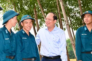 Phó Bí thư Thường trực Thành ủy TPHCM Nguyễn Hồ Hải ân cần thăm hỏi, động viên các chiến sĩ mới tại Sư đoàn Phòng không 367. Ảnh: VIỆT DŨNG