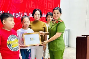 Đại diện Phòng PC06 trao căn cước cho hai công dân dưới 14 tuổi