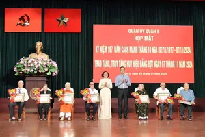 Lãnh đạo quận 5 trao Huy hiệu Đảng đến các đảng viên cao tuổi Đảng.