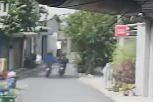 Hình ảnh người đàn ông đạp ngã nam sinh lớp 10 chạy xe máy trên đường