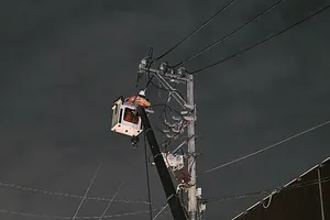 Nhân viên điện lực khắc phục sự cố 