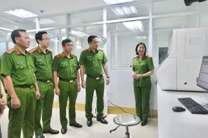 Lãnh đạo Bộ Công an, Công an TPHCM tham quan hệ thống giám định ADN