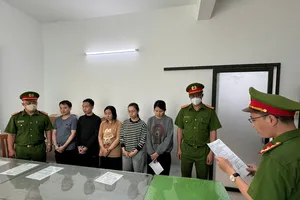 Công an tống đạt quyết định với các đối tượng