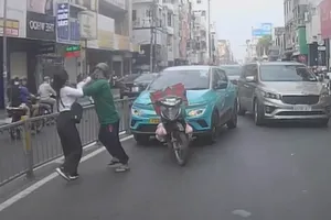 Nữ tài xế xe ô tô đánh nhau với người giao hàng sau va chạm