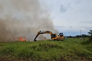 Huy động xe múc chữa cháy ở khu đất rộng hàng ngàn mét vuông