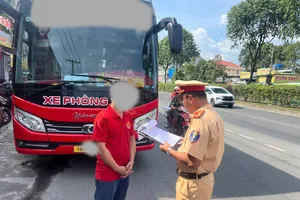 TPHCM: Xử phạt tài xế “quên” thẻ nhận dạng, trả khách sai quy định