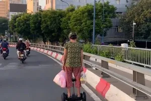 Phạt người phụ nữ đi xe điện cân bằng trên cầu Khánh Hội