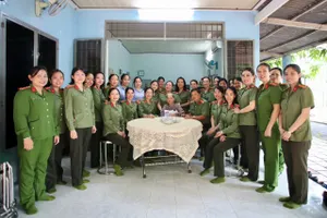 Đoàn Công an TPHCM thăm, tặng quà các Mẹ Việt Nam anh hùng