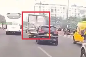 Xử phạt, tước bằng lái tài xế xe tải lạng lách, gây náo loạn đại lộ Phạm Văn Đồng