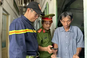 Cảnh sát PCCC tới tận phòng trọ tuyên truyền cho người dân 