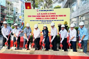 Lãnh đạo quận 10 khởi công công trình chỉnh trang vỉa hè đường Ba Tháng Hai 