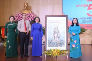 Đồng chí Nguyễn Thị Lệ trao quà đến Đảng bộ, chính quyền và nhân dân quận 5 nhân kỷ niệm 50 năm Ngày Giải phóng miền Nam, thống nhất đất nước. Ảnh: CẨM TUYẾT 