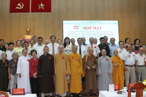 Các đại biểu tham dự buổi họp mặt 